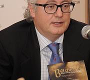 El autor con su libro