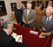 Mascareñas firmando ejemplares