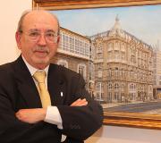 Antonio González ante unha das súas obras