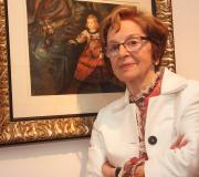 Elsa Pérez ante unha das suas obras.
