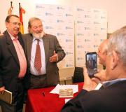 Curt, posa afable con un admirador da súa obra