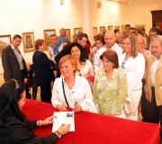 A autora firmando o seu libro