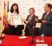Batres mostra o diploma que lle entregou Mourelle de Lema.