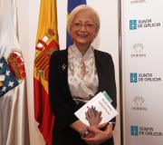 Rosa María Milleiro co seu último poemario.
