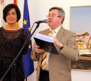 Jiménez e a autora no acto de inauguración