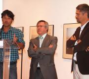 Eloy Taboada na inauguraciónxunto a Jiménez e Montero, dedicó la muestra a las gentes de Siria