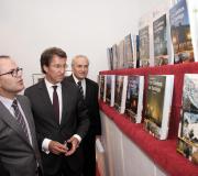 Observando parte da colección presentada