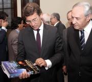 Feijóo e Ónega observan un volume da coidada colección