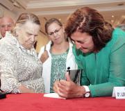 Lola Ramínez dedica un exemplar a Maruxa Cela.
