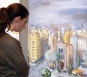 Teresa observa unha paisaxe urbana de Madrid