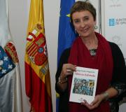 Olga Patiño con su libro Silencio habitado