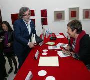 Olga Patiño firmando su libro