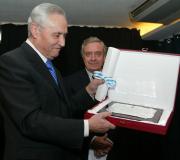 Ónega, con De Castro, mostra o título e a placa recibidas.