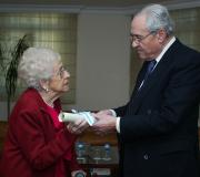 Díez recibe el Diploma de manos de J.R.Ónega.