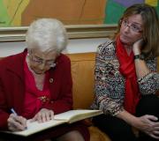Firmando en el Libro de Oro de la Casa.