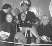O capitán quixo facer unha foto coas avoas. A Coruña, 1962