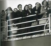 Familiares no porto de Vigo pendentes do desenvolvemento do secuestro, Vigo, 1961