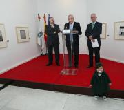 Ramón Villares, José Ramón Ónega e Aurelio Miras coa pequena Rocío, bisneta do autor, sentada na tarima na inauguración da mostra