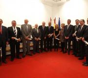 De esquierda a deeita, posan coas súas distincins: Ángel Álvarez Álvarez, Melquíades Álvarez González, Alberto Aza Arias, Fernando Barrera Morate, José Ramón Ónega, Víctor Calvo-Sotelo Ibáñez-Martín, Silvia Catoira Seijas, Pilar García-Cernuda Lago,Alfoso Rueda Valenzuela, Yuri P. Korchagin; José Manuel Otero Lastres e Francisco Javier Varela Salas.
