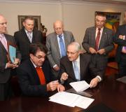 Momento da firma de Ónega.