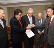 De Blas entrega un presente a Joubin.