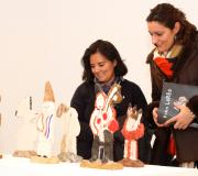 Dos mujeres admiran las esculturas.