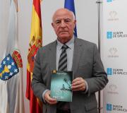 Eugenio Feijoo con seu libro Los silencios de Martina