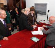 Feijoo firma exemplares ao rematar a  presentación