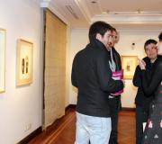 A autora departe con alguns dos asistentes a mostra