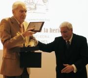 Bonet Correa entrégalle a Sabino Torres unha placa conmemorativa