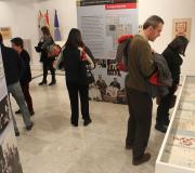 Público interesándose na mostra.