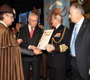 Ónega entrega o diploma a González-Aller.