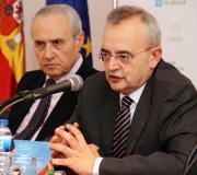 Cabaleiro, en primero plano, con Ónega no acto informativo