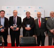 Os intervenientes con dous dos asistentes ao acto.