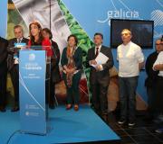 Autoridades, o xornalista Jenaro Castro e Piñeiro co seu equipo, na presentación.