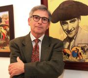Marcial Ortiz con duas das súas  obras dedicadas ao mundo taurino