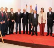 Os protagonistas acompañados polos autores das medallas, entre outros