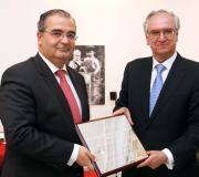 Ron recibe a placa que o acredita como Membro de Honra de Iurisgama