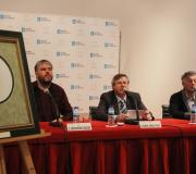 X. Antonio Cascudo, Ramón Jiménez e Alfonso Blanco, coa moneda de Díaz Castro en primero plano