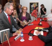 Manuel Romay firmando exemplares