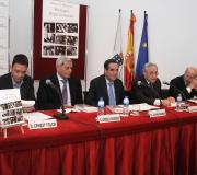 Folch, Palomares, Bono, Ónega e Reigosa co libro en primeiro plano