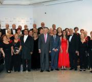 A coral o completo  en primero termo, seu director,  a pianista, o delegado Ónega, o deputado Ruano, a violinista e o presidente da coral.