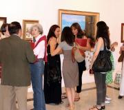 Parte del público departe en la sala B sobre la obra de Barandela