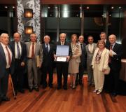 Ónega cos representantes das colectividades galegas que xuntaron esforzos para organizar a homenaxe