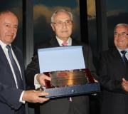 Ónega recibe a placa, con Julio Lage (esquerda) e Ovidio Cadenas
