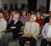 Los intervinientes  y el público escuchan atentamente a Uxía Senlle