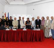 Foto de familia, con Ónega (quinto pola esquerda) e representantes das colectividades
