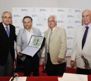 Armando Requeixo recibe la placa conmemorativa