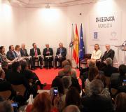 Feijóo se dirige a los homenajeados y al público.
