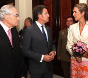 O presidente conversa coa Infanta en presenza de Ónega. 